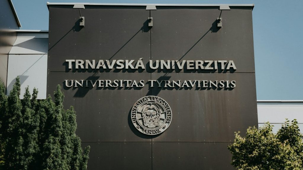 a sign on the side of a building that says travavska university