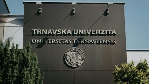 a sign on the side of a building that says travavska university